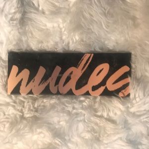Soft nude eye makeup pallet